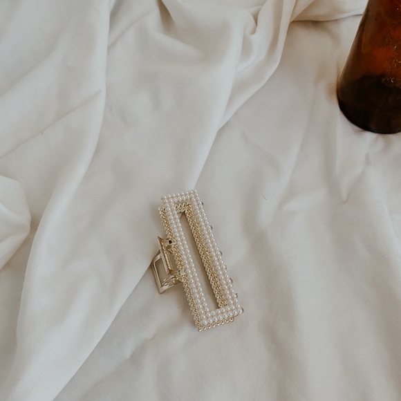 Gold and Pearl Claw HairClip - Picture 1 of 5